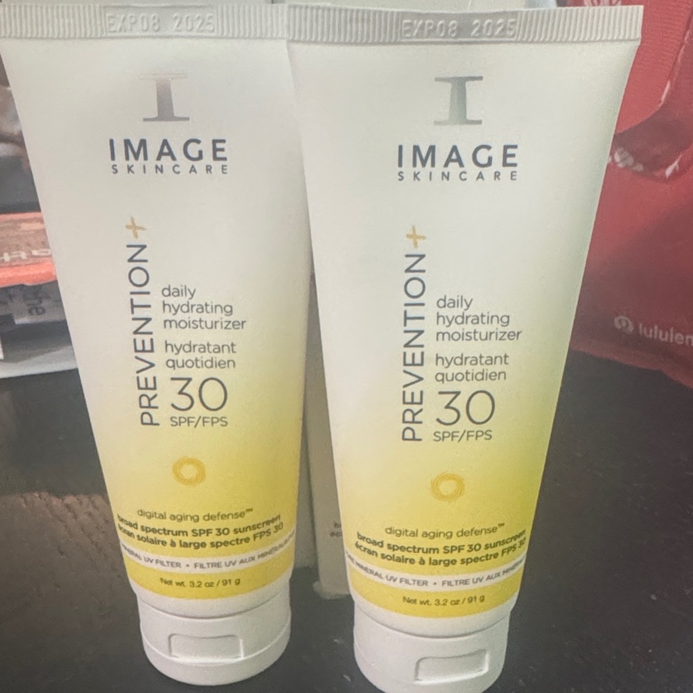 Prevention+ Daily Hydrating Moisturizer SPF 30 - White and Yellow
